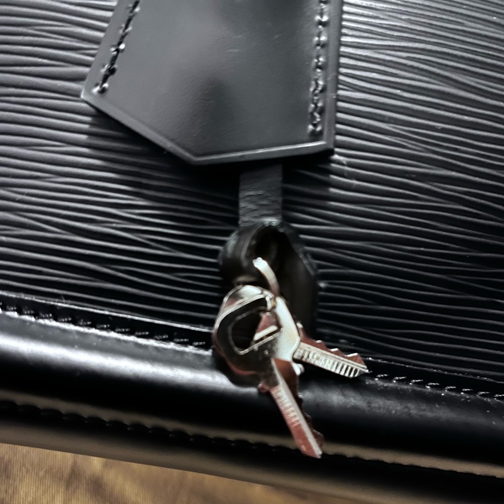 Women’s Louis Vuitton Purse - Picture 5 of 15